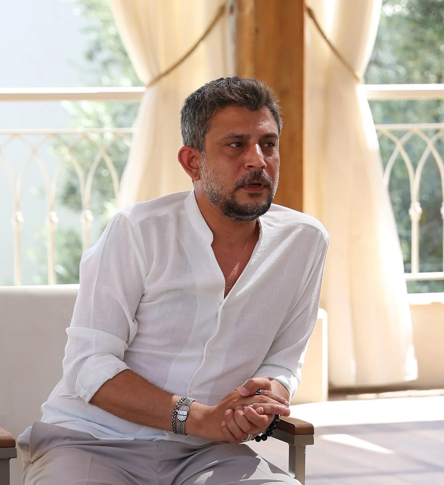 Hacı Haydar Salık pencere önünde söyleşi sırasında
