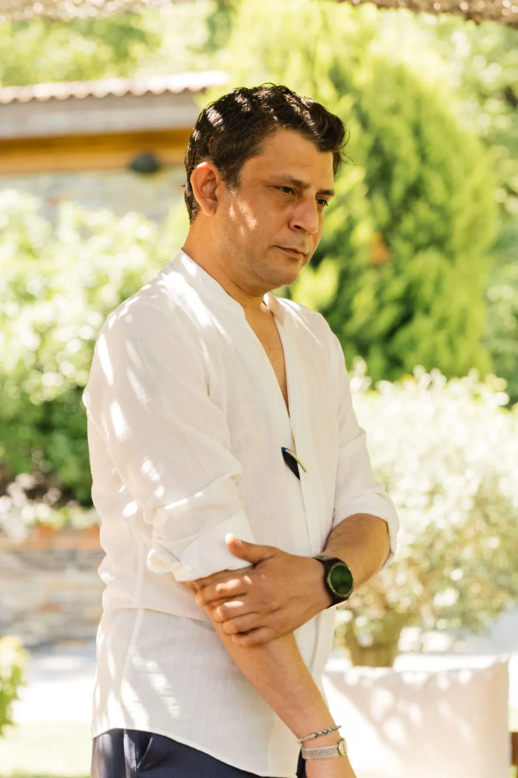 Hacı Haydar Salık açık havada beyaz gömlekli portre